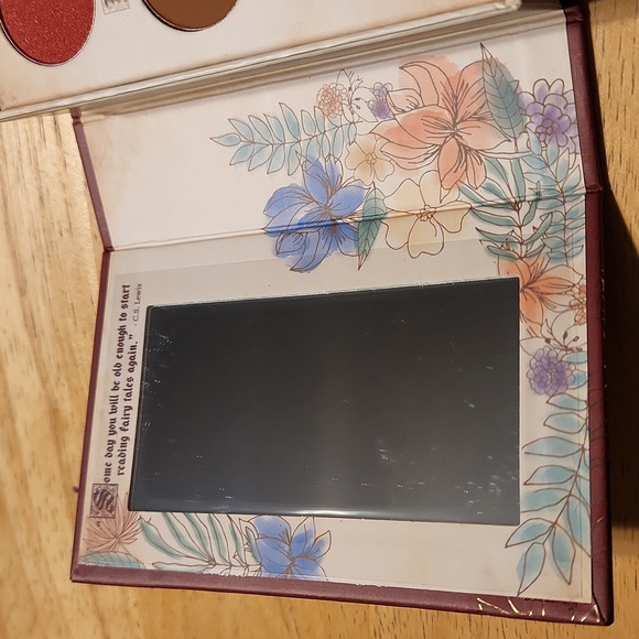 Eyeshadow - Picture 3 of 3